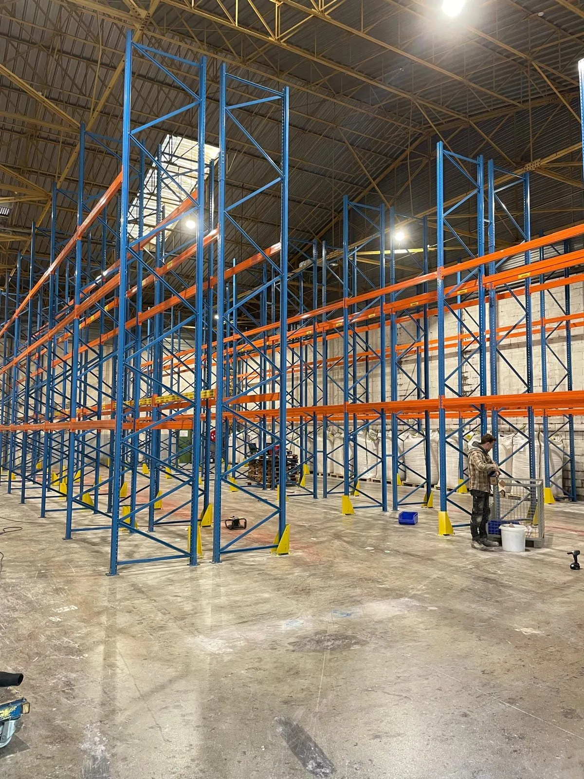 Magazijn leeggehaald in Frankrijk, daarna nieuwe palletrekken opgebouwd