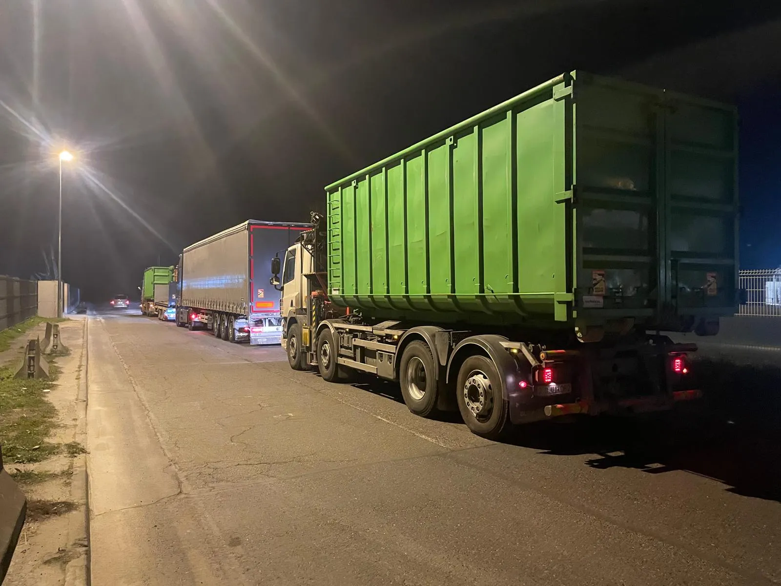 Haakarmwagen van BB Racks met container tijdens een avondtransport